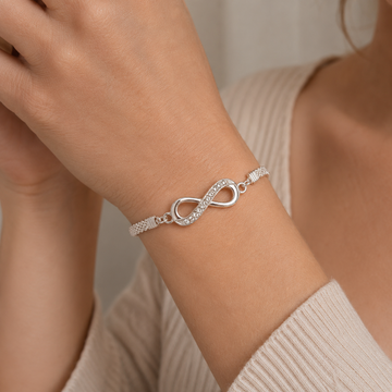 Naya – Pulsera Frau mit zartem Unendlichkeitssymbol