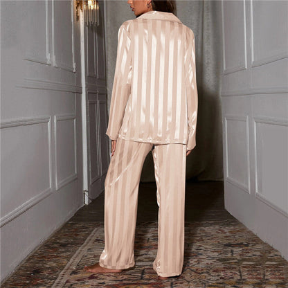 Eleganter Seidenpyjama für Damen