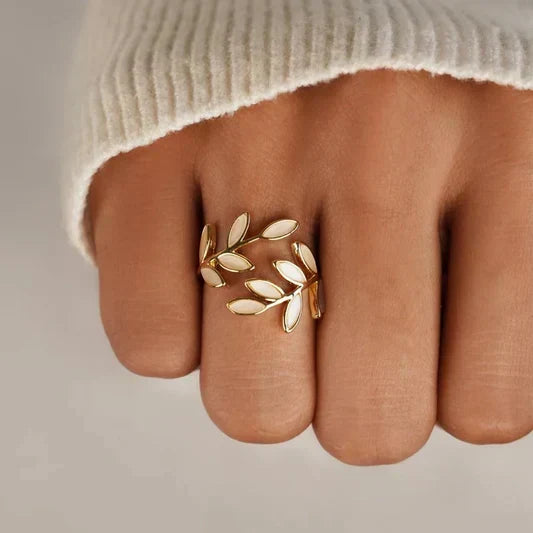 Sylvie – Offenes Ring aus Silber und weißem Opal