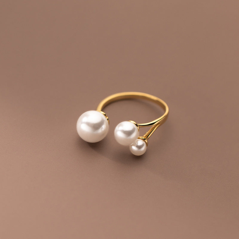 Clara – Anpassenbarer Ring mit Süßwasserperle und dreieckigem Design