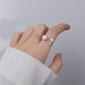 Clara – Anpassenbarer Ring mit Süßwasserperle und dreieckigem Design