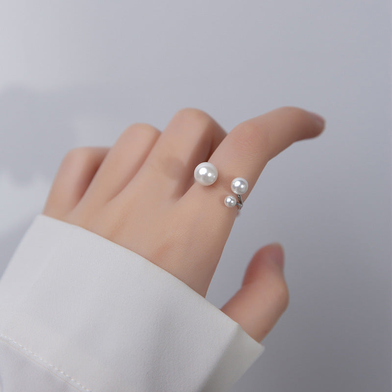 Clara – Anpassenbarer Ring mit Süßwasserperle und dreieckigem Design