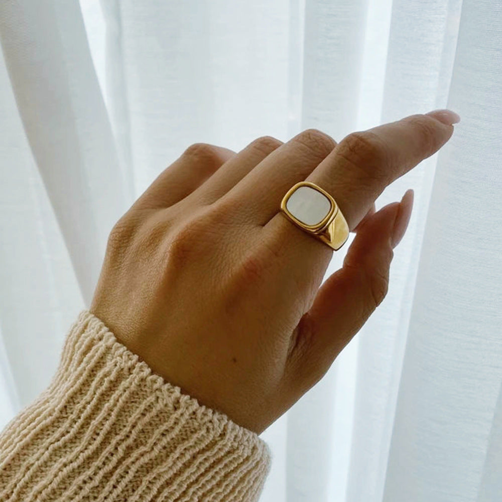 Nova - Ring aus Gold mit glatter Muschel