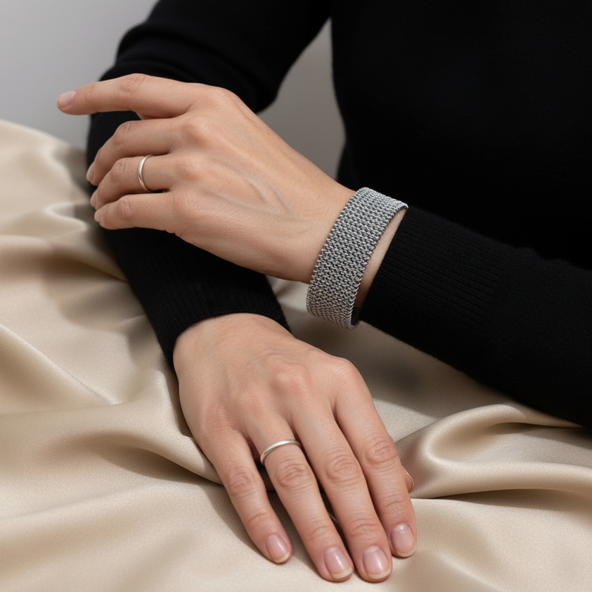 Raya – Pulsera aus Titanstahl mit graviertem Kabel