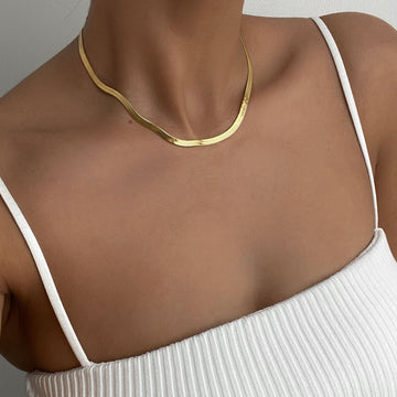 Juliette – Eleganter Chevron-Halsreif