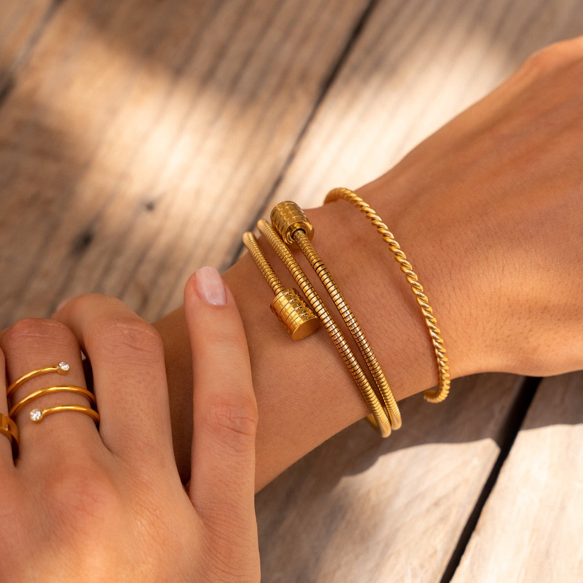 Angie – Armband mit gedrehtem Design aus Gold