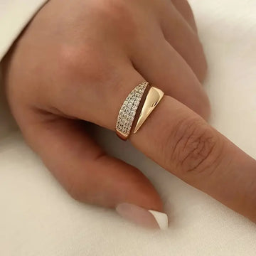 Emiko – Ring aus Gelbgold mit glänzenden Steinen
