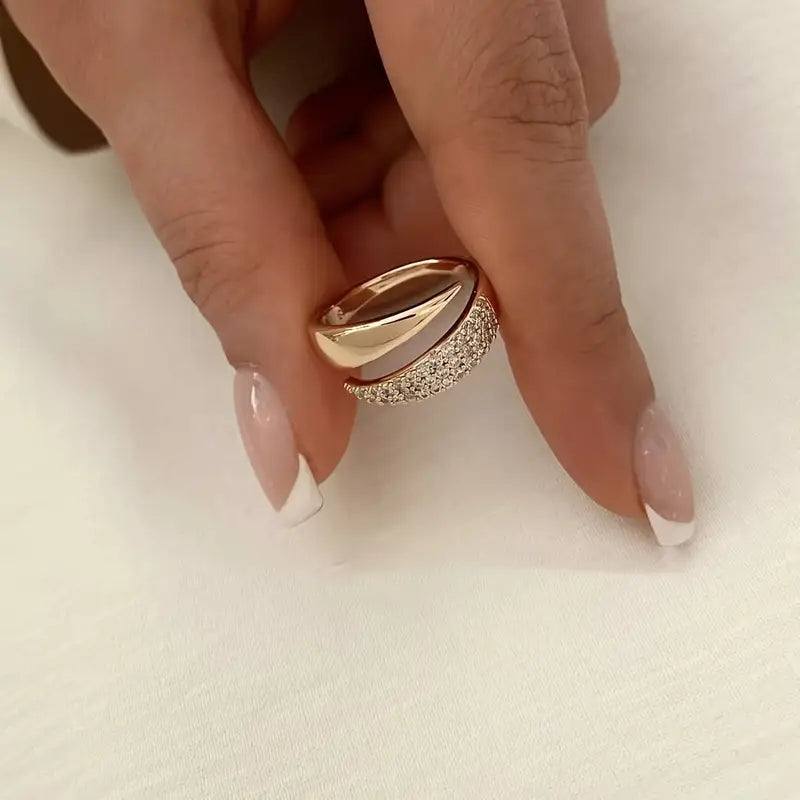 Emiko – Ring aus Gelbgold mit glänzenden Steinen