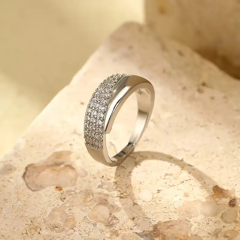 Emiko – Ring aus Gelbgold mit glänzenden Steinen