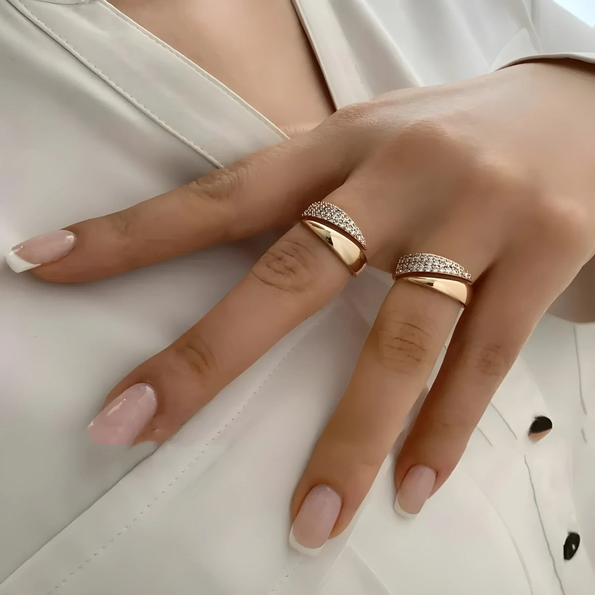 Emiko – Ring aus Gelbgold mit glänzenden Steinen