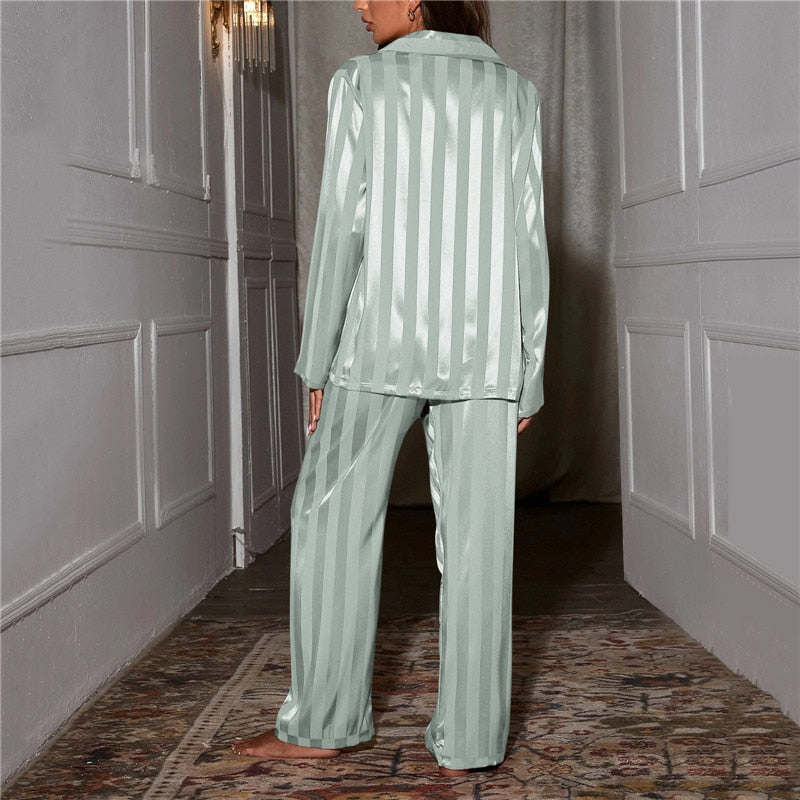 Modischer Damen-Pyjama aus weichem Material