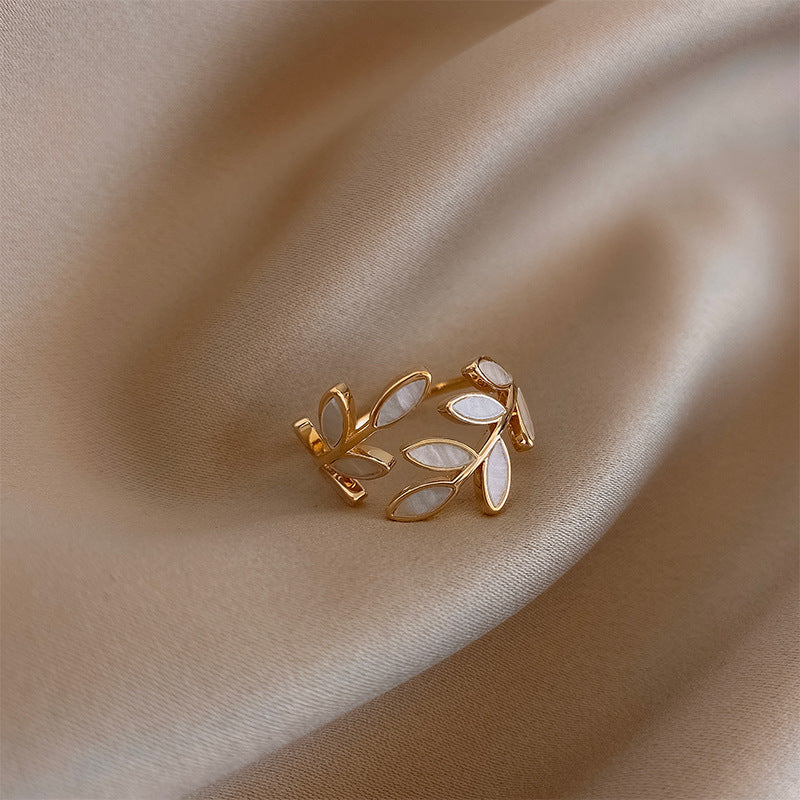 Sylvie – Offenes Ring aus Silber und weißem Opal