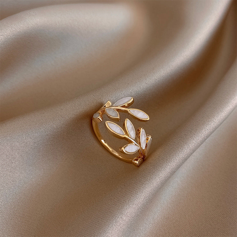 Sylvie – Offenes Ring aus Silber und weißem Opal