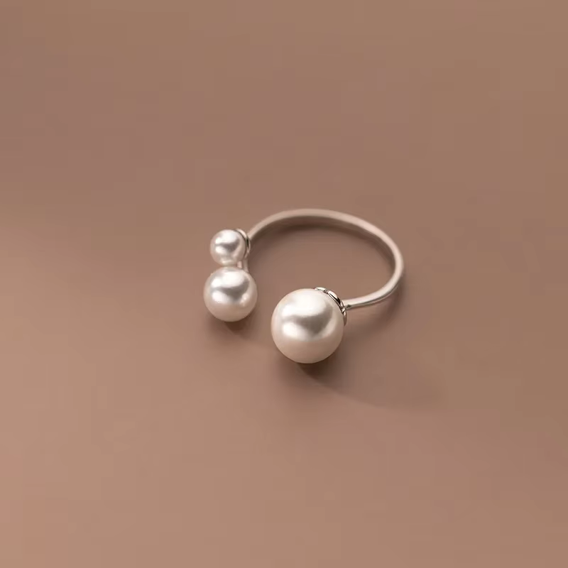 Clara – Anpassenbarer Ring mit Süßwasserperle und dreieckigem Design