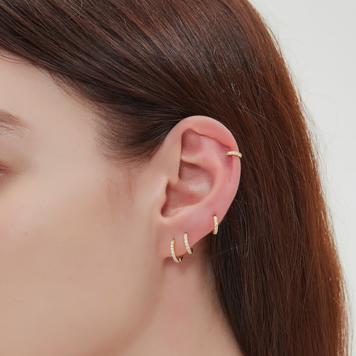 Set von minimalistischen CZ-Ringen - Huggie Hoop Ohrringe