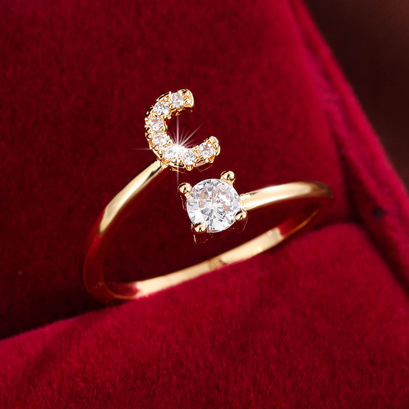 Nova – Offenes modernes Ring mit Initiale und Zirkonia