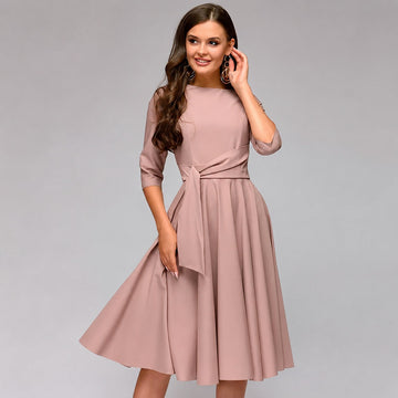 Ivaney - Ein elegantes Damenkleid