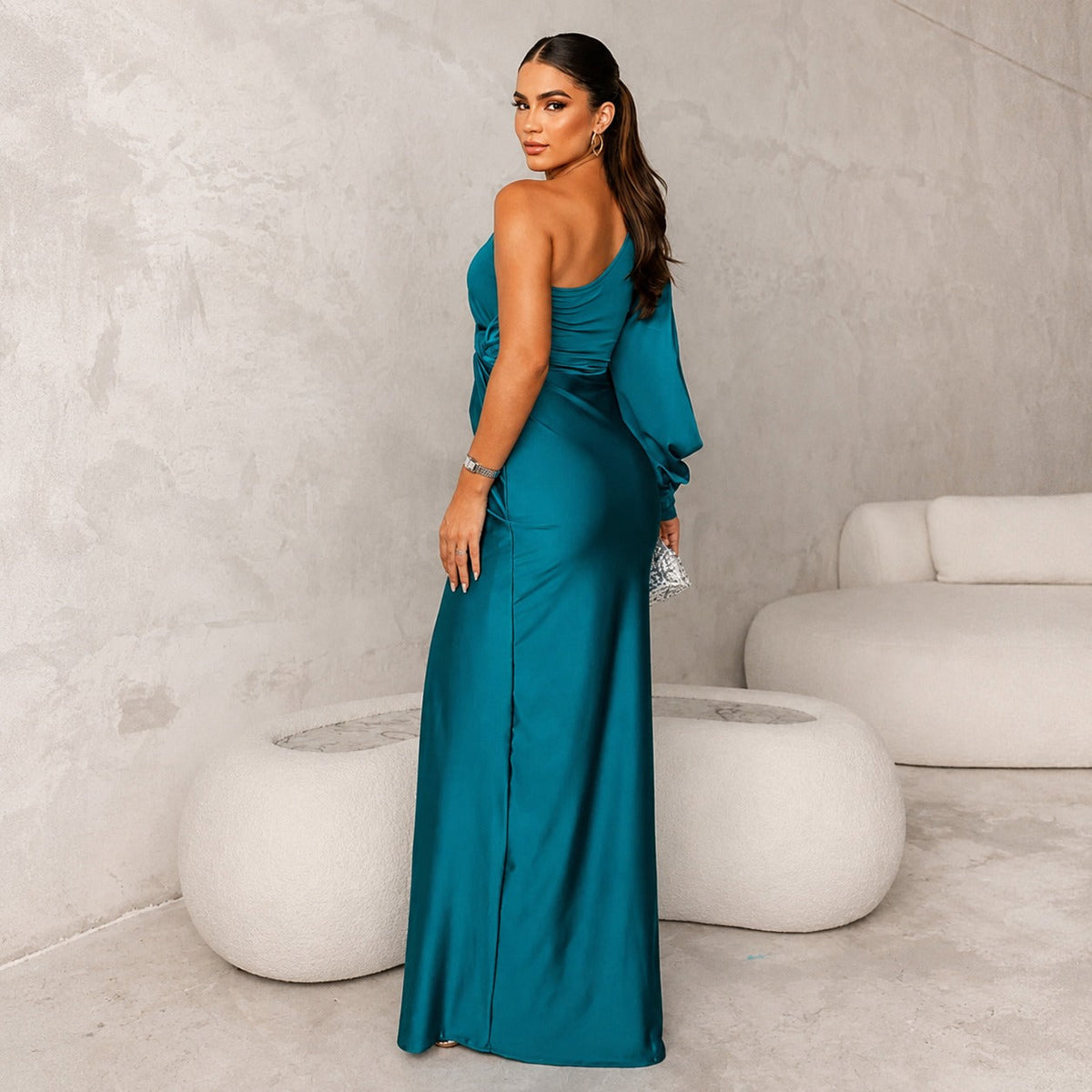 Fely - Glänzendes Kleid mit asymmetrischem Schnitt