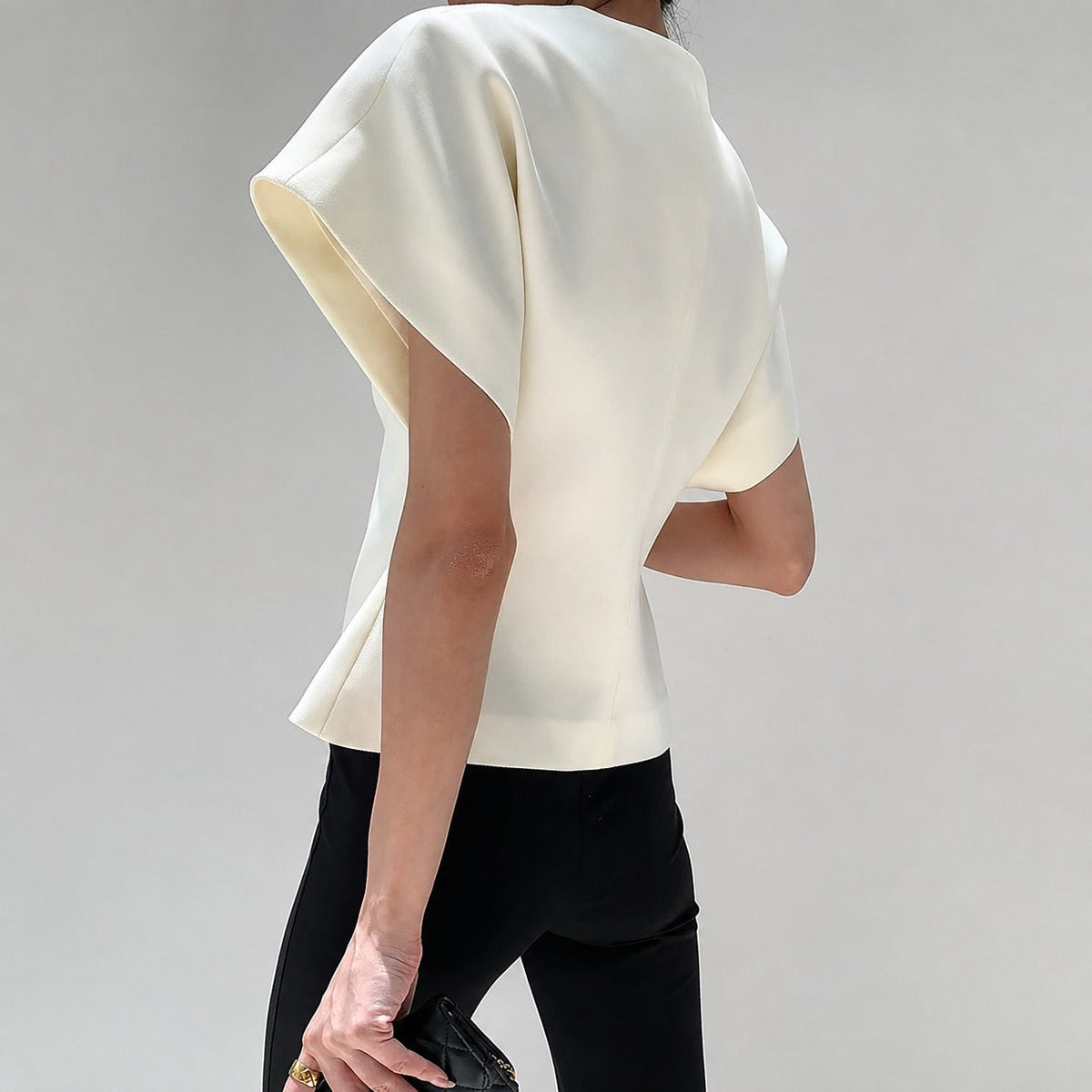 Leonie - Bluse mit V-Ausschnitt und Knopfdetails