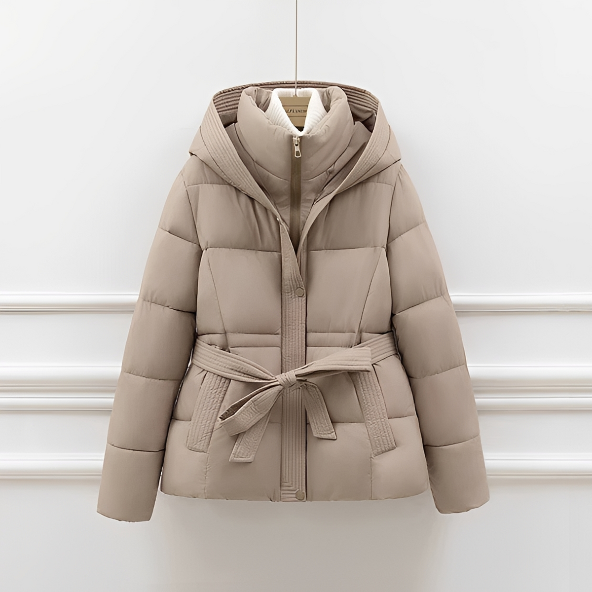 Jackalyn - Kuschelige Jacke mit Kapuze und Gürtel