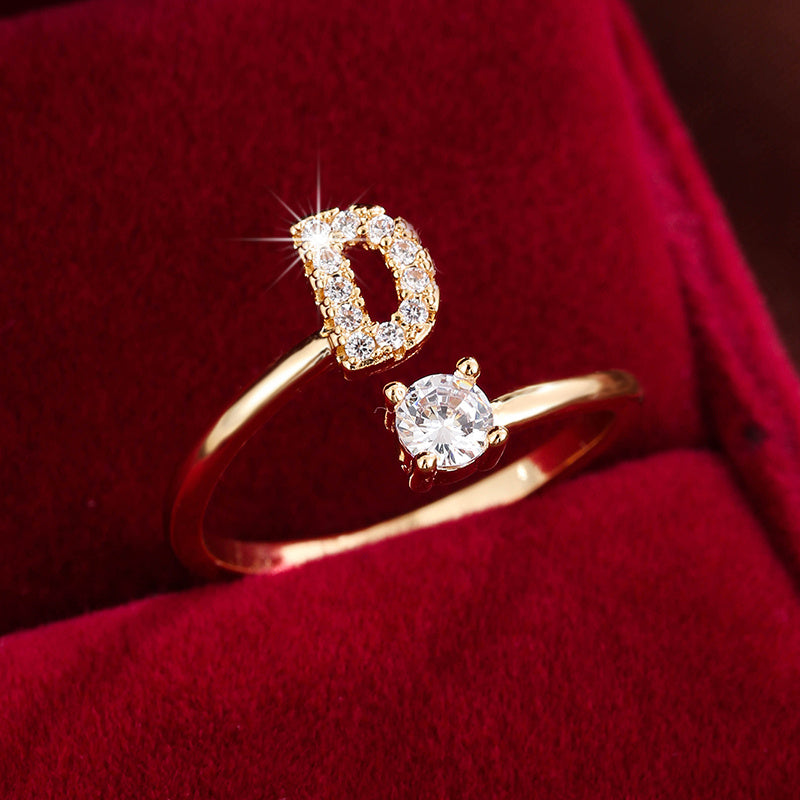 Nova – Offenes modernes Ring mit Initiale und Zirkonia