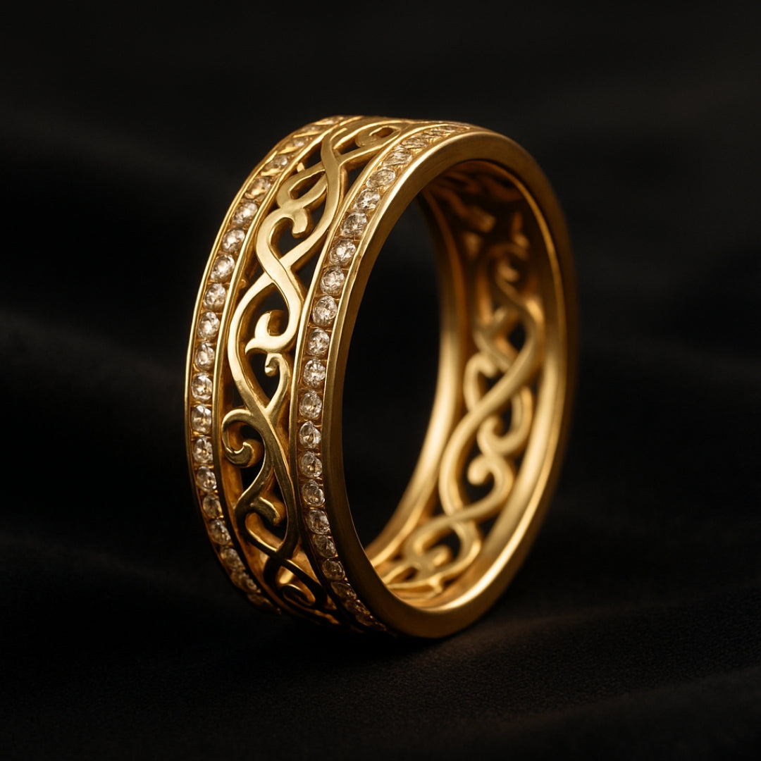 Elena – Hohlring aus goldenem, glänzendem Material