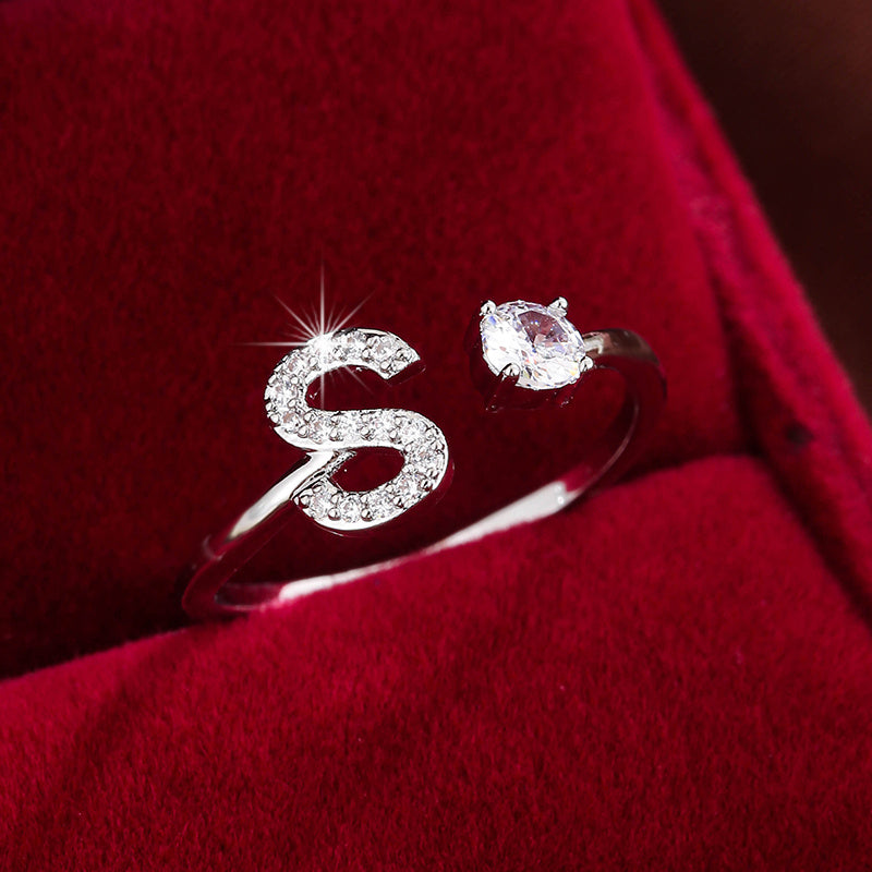 Nova – Offenes modernes Ring mit Initiale und Zirkonia