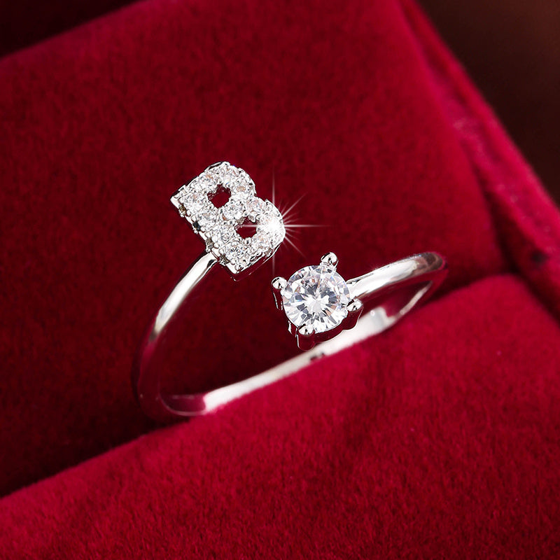 Nova – Offenes modernes Ring mit Initiale und Zirkonia