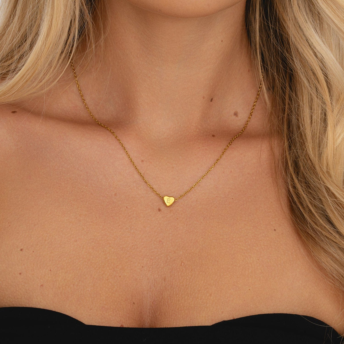 Amora – Halskette mit Initialen in Herzform Goldbeschichtung