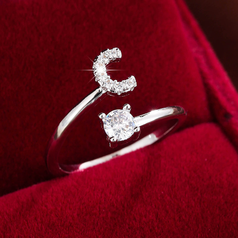 Nova – Offenes modernes Ring mit Initiale und Zirkonia