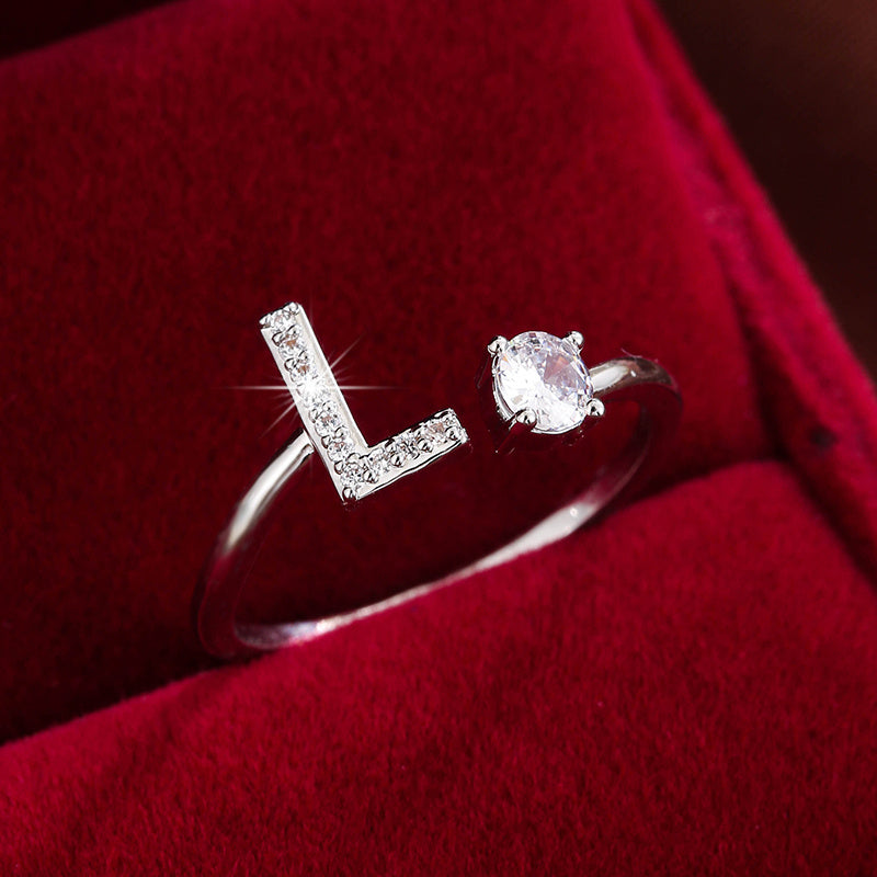 Nova – Offenes modernes Ring mit Initiale und Zirkonia