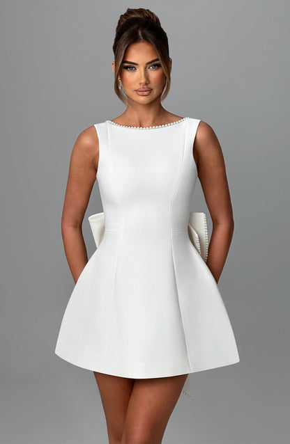 Kurzes Kleid – Eleganz mit kunstvollen Details