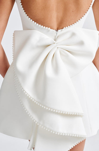 Kurzes Kleid – Eleganz mit kunstvollen Details