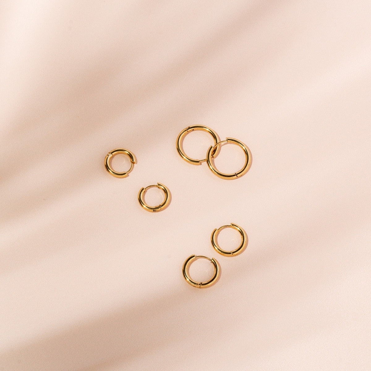 Clara – Klassische, wasserdichte goldene Ohrringe