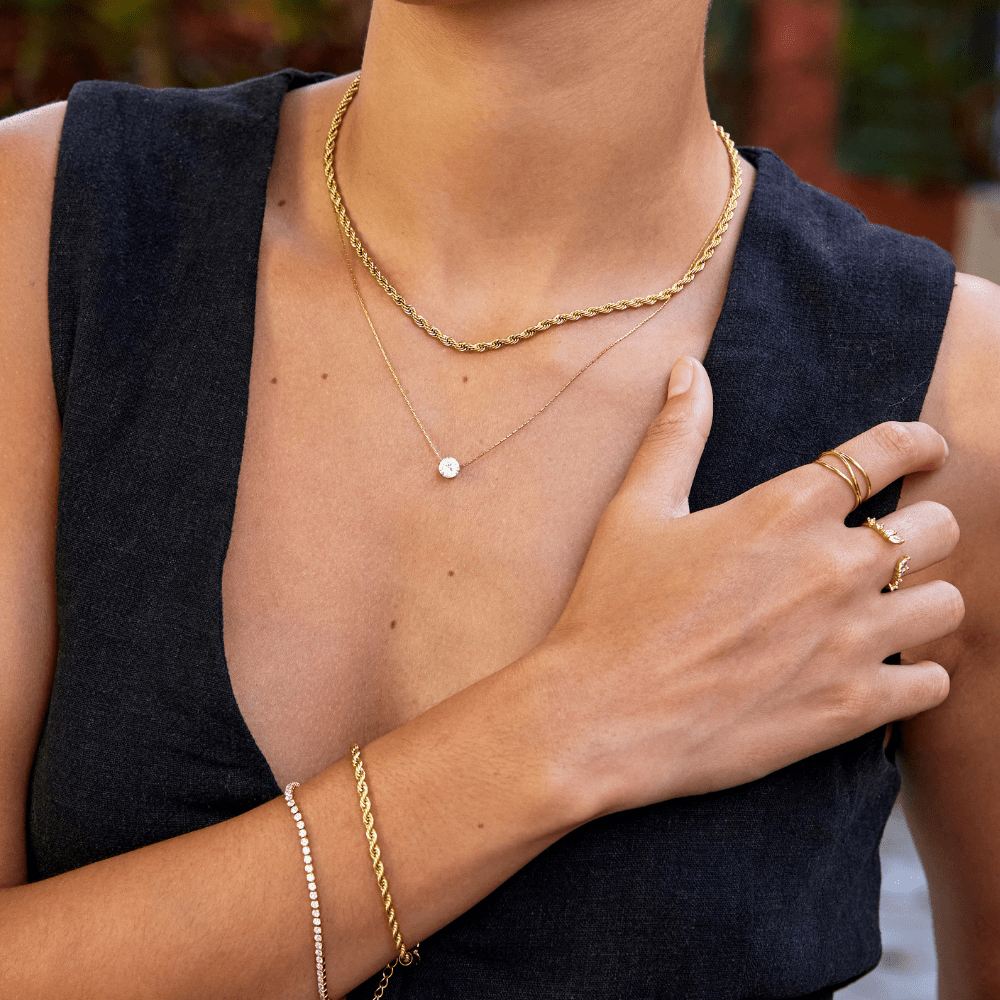 Amaris – Eleganter goldener Halsreif mit rundem Kristall