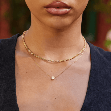 Amaris – Eleganter goldener Halsreif mit rundem Kristall