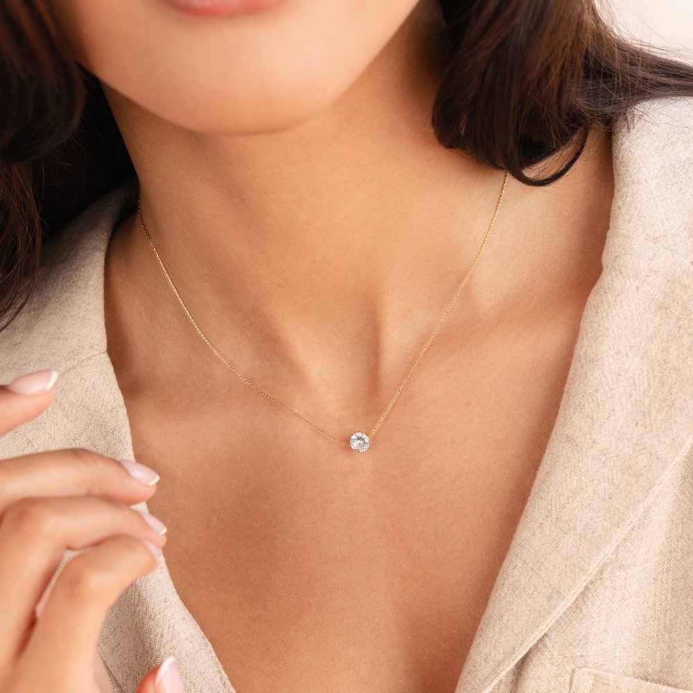 Amaris – Eleganter goldener Halsreif mit rundem Kristall