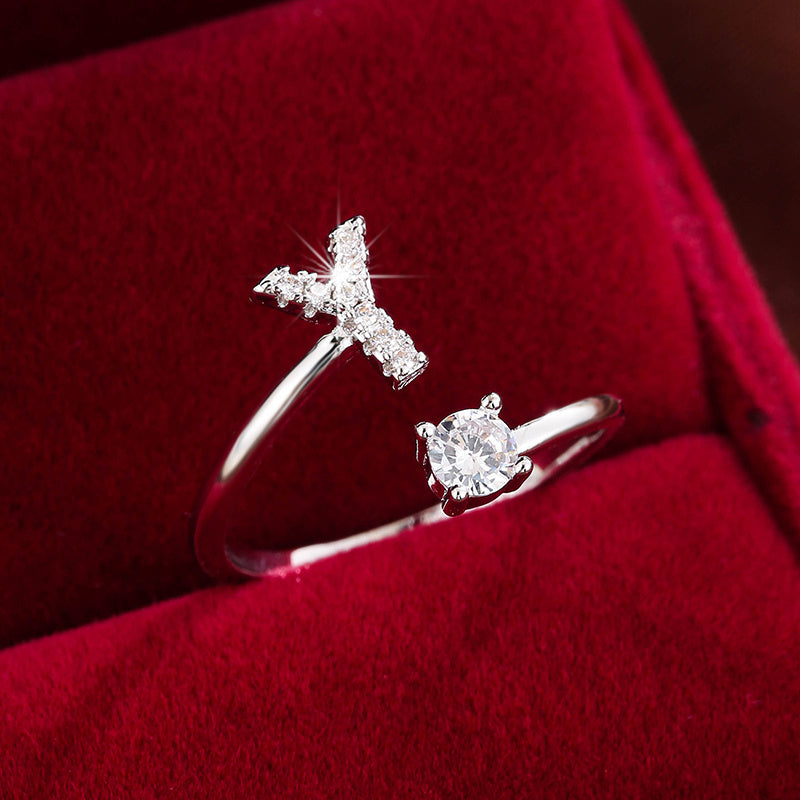 Nova – Offenes modernes Ring mit Initiale und Zirkonia