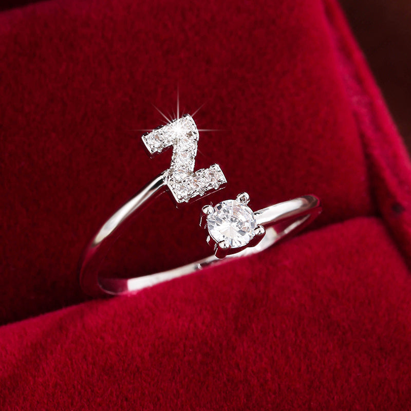 Nova – Offenes modernes Ring mit Initiale und Zirkonia