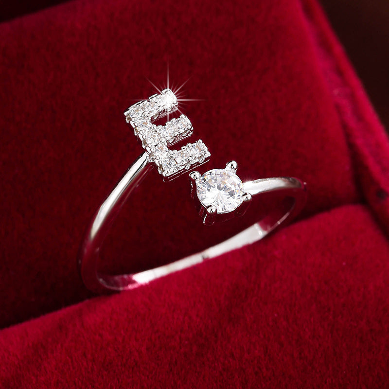 Nova – Offenes modernes Ring mit Initiale und Zirkonia