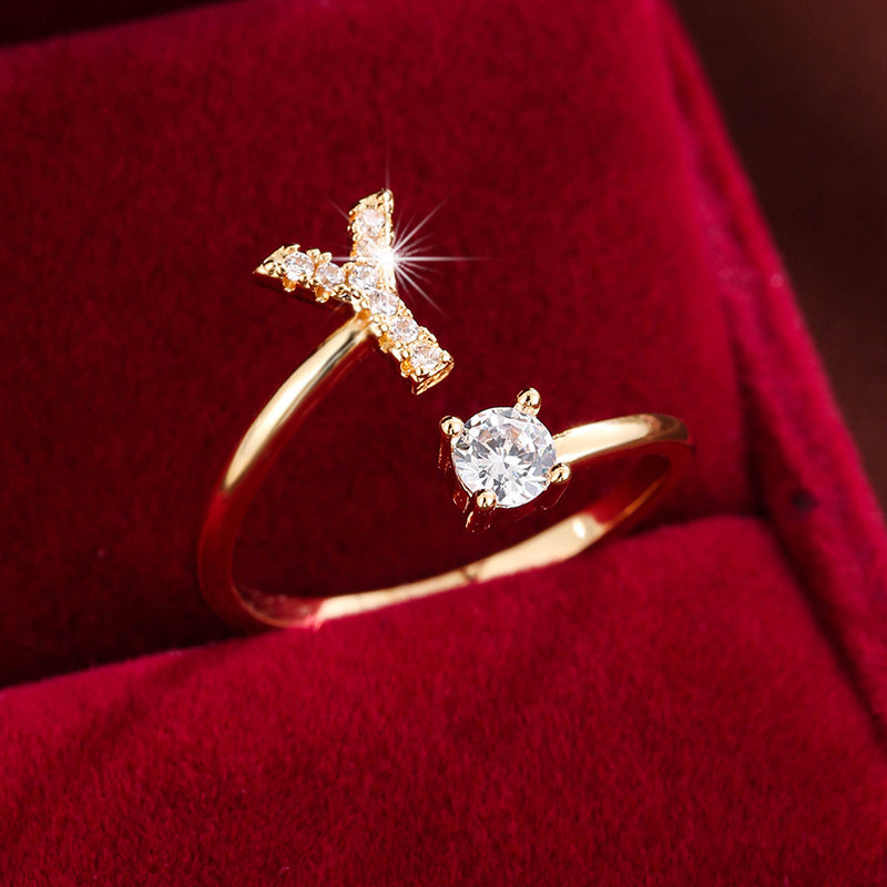 Nova – Offenes modernes Ring mit Initiale und Zirkonia