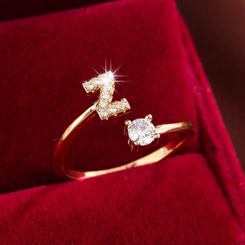 Nova – Offenes modernes Ring mit Initiale und Zirkonia