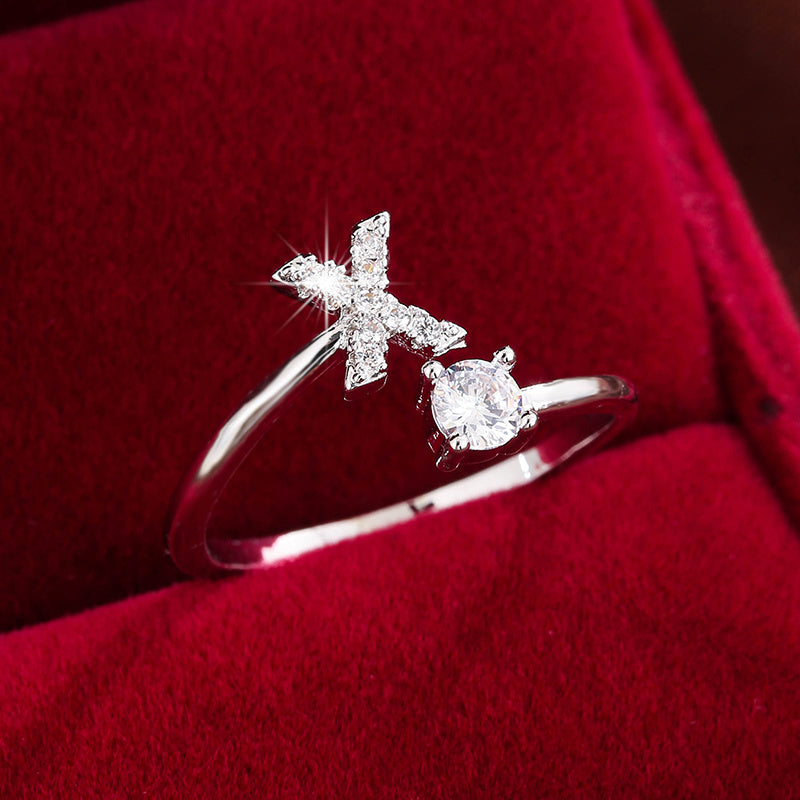 Nova – Offenes modernes Ring mit Initiale und Zirkonia