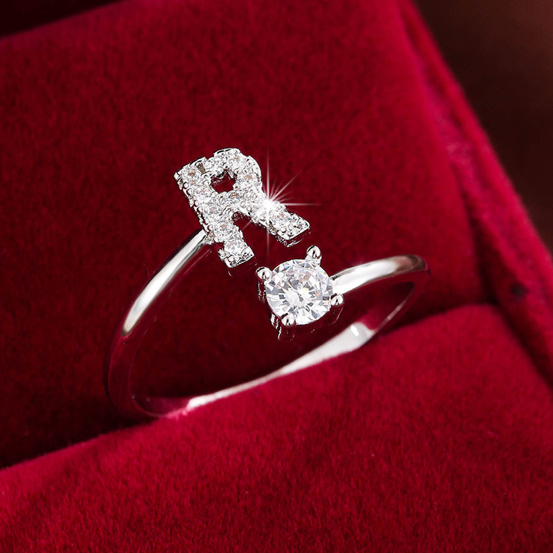 Nova – Offenes modernes Ring mit Initiale und Zirkonia