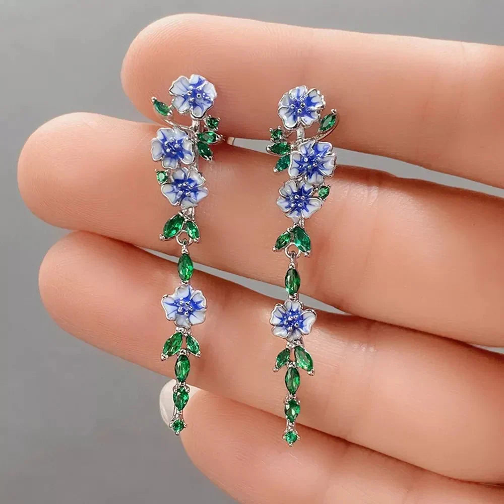 Yara – Ohrringe hängend mit blauen Blumen