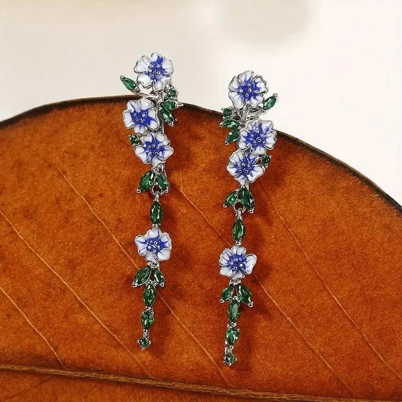 Yara – Ohrringe hängend mit blauen Blumen