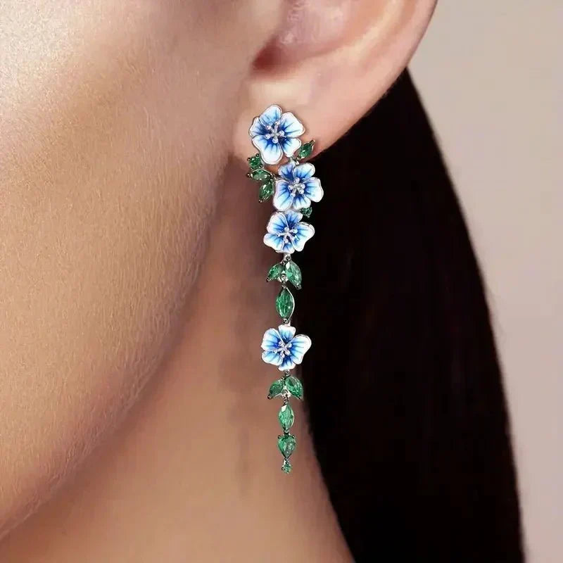 Yara – Ohrringe hängend mit blauen Blumen
