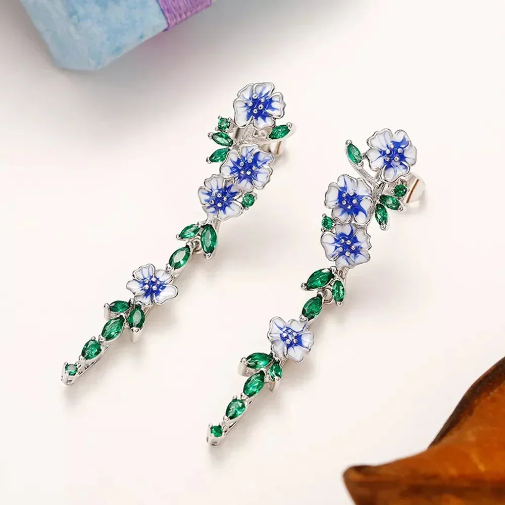 Yara – Ohrringe hängend mit blauen Blumen