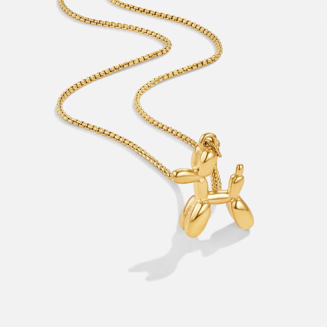 Nerina – Halsband mit Hund und goldenem Ball-Anhänger