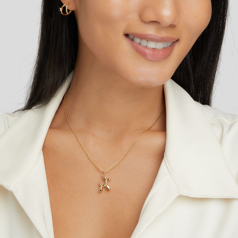 Nerina – Halsband mit Hund und goldenem Ball-Anhänger